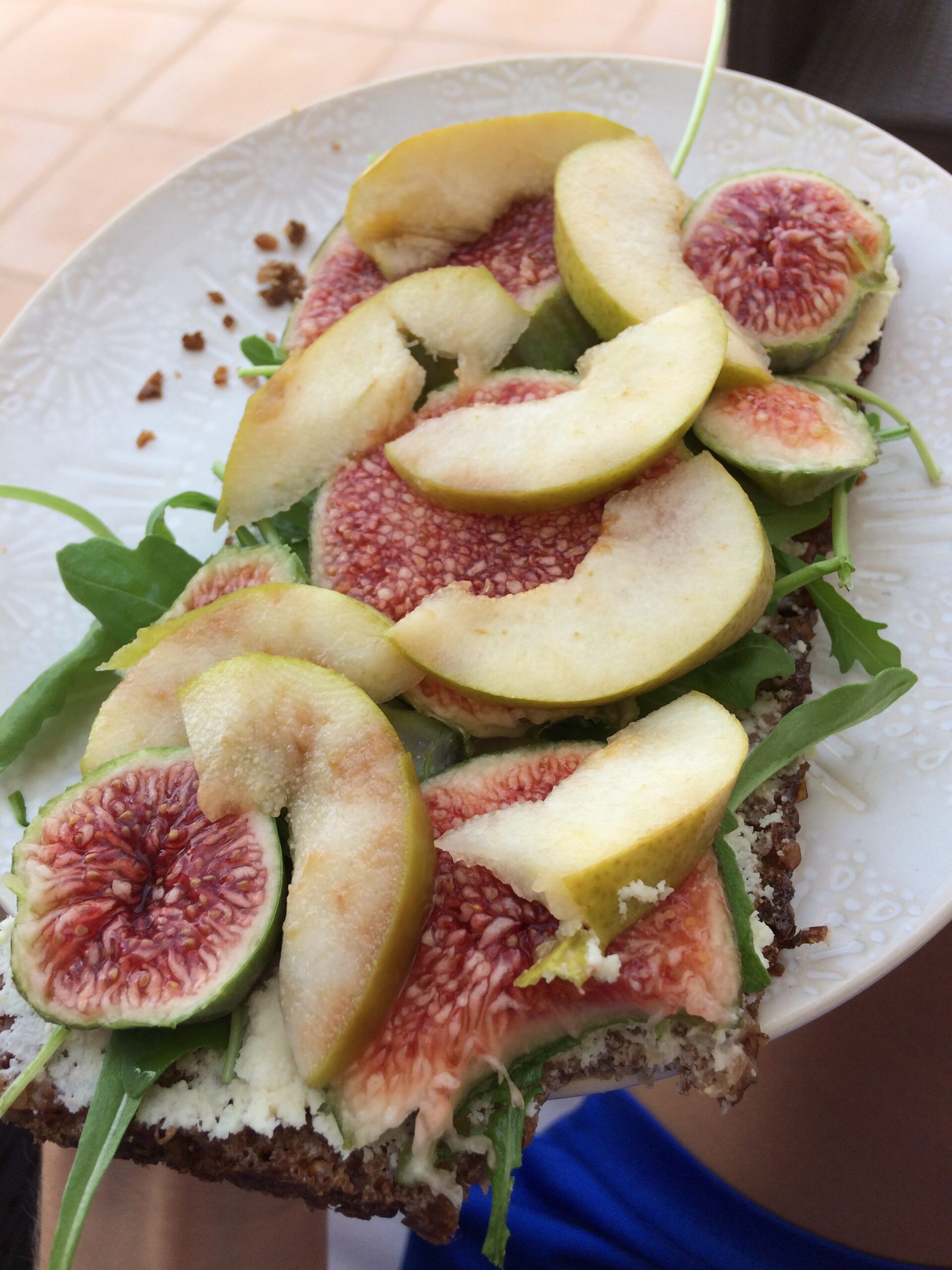 ALT="Fig and Cashew Cream Cheese Rye Toast with Arugula"