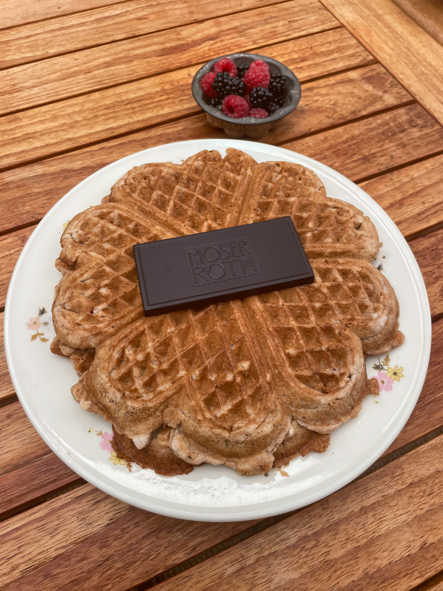 ALT="Vegan Whole Grain Waffles with Fresh Berries and Dark Chocolate"